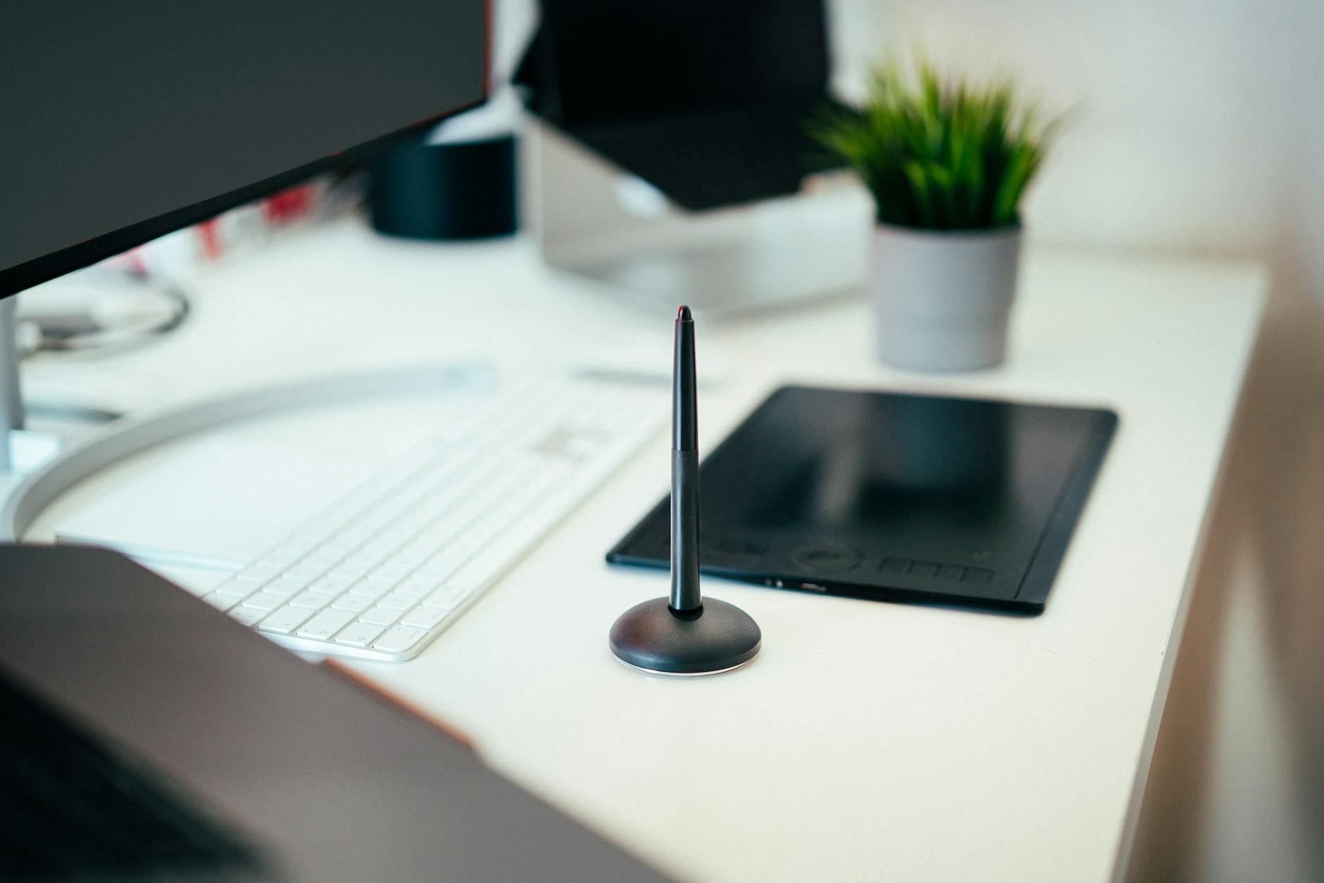 Espacio de trabajo digital moderno con herramientas tecnológicas